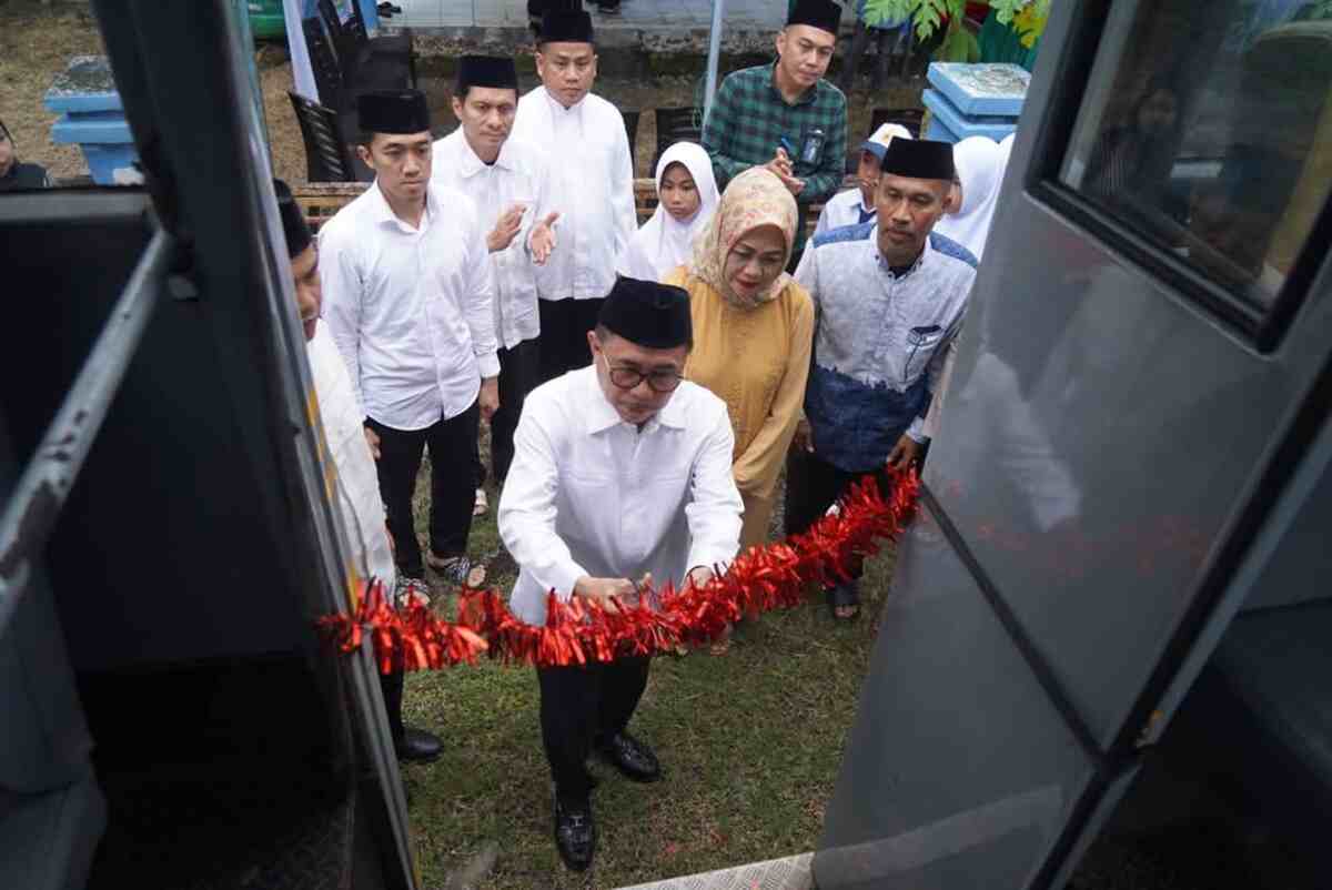 Bupati Majene lakukan Pengguntingan Pita saat Lounching Bus Sekolah