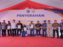 Wamen Ossy Serahkan Sertipikat bagi MBR di Kalsel, Dukung Penyediaan Rumah Layak Huni Lewat Legalitas Tanah